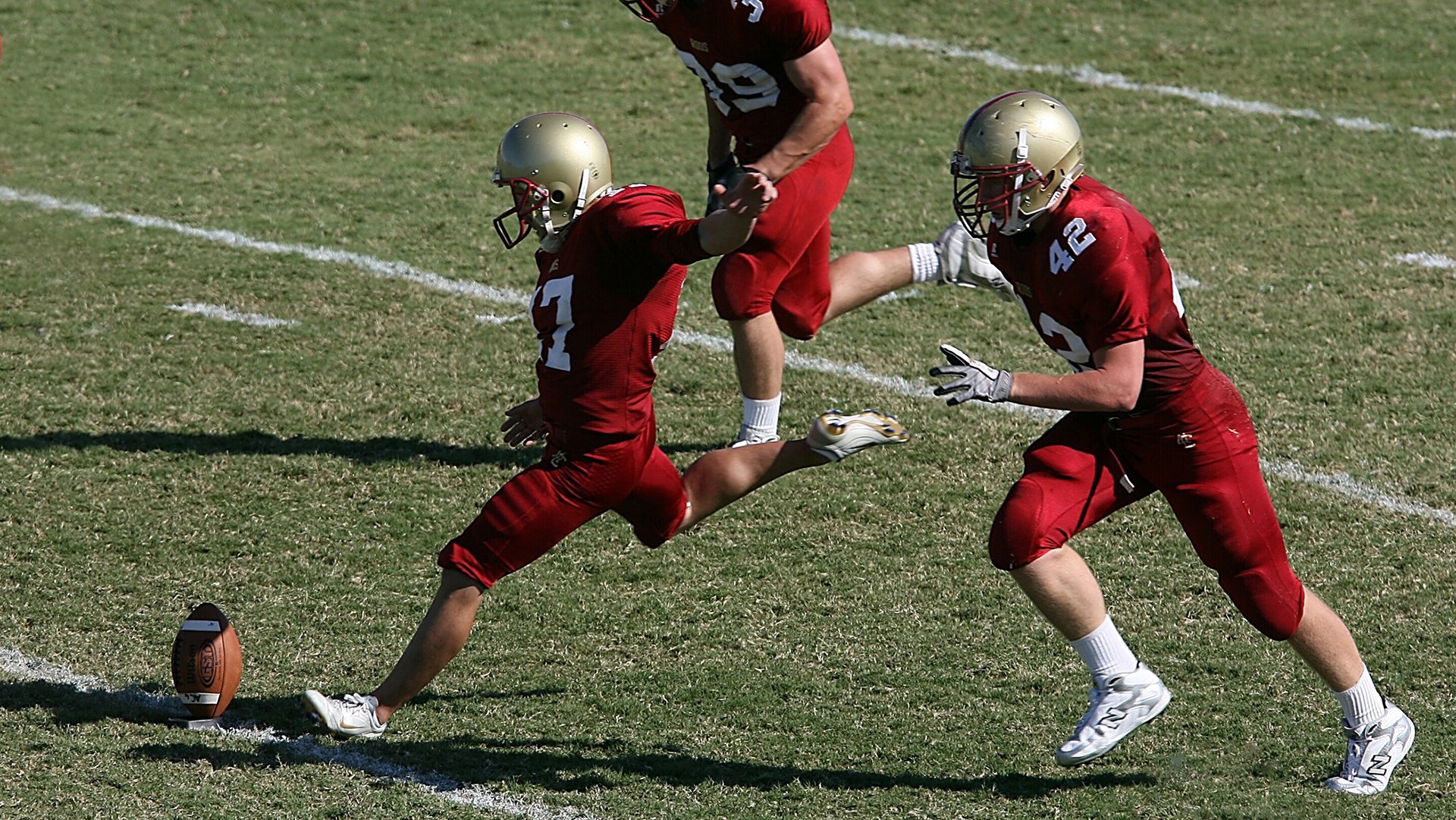 维拉边路插上提升传中质量带动攻势，维拉阵型